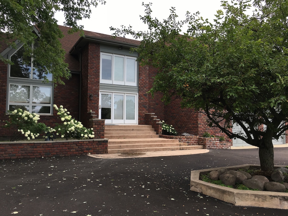 Magnificent Newly renovated 2 bedroom Apartment Kildeer Vrbo