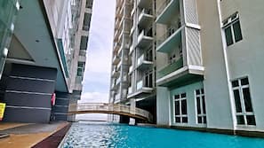 Outdoor pool, an infinity pool