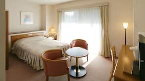 In-room safe, desk, free WiFi