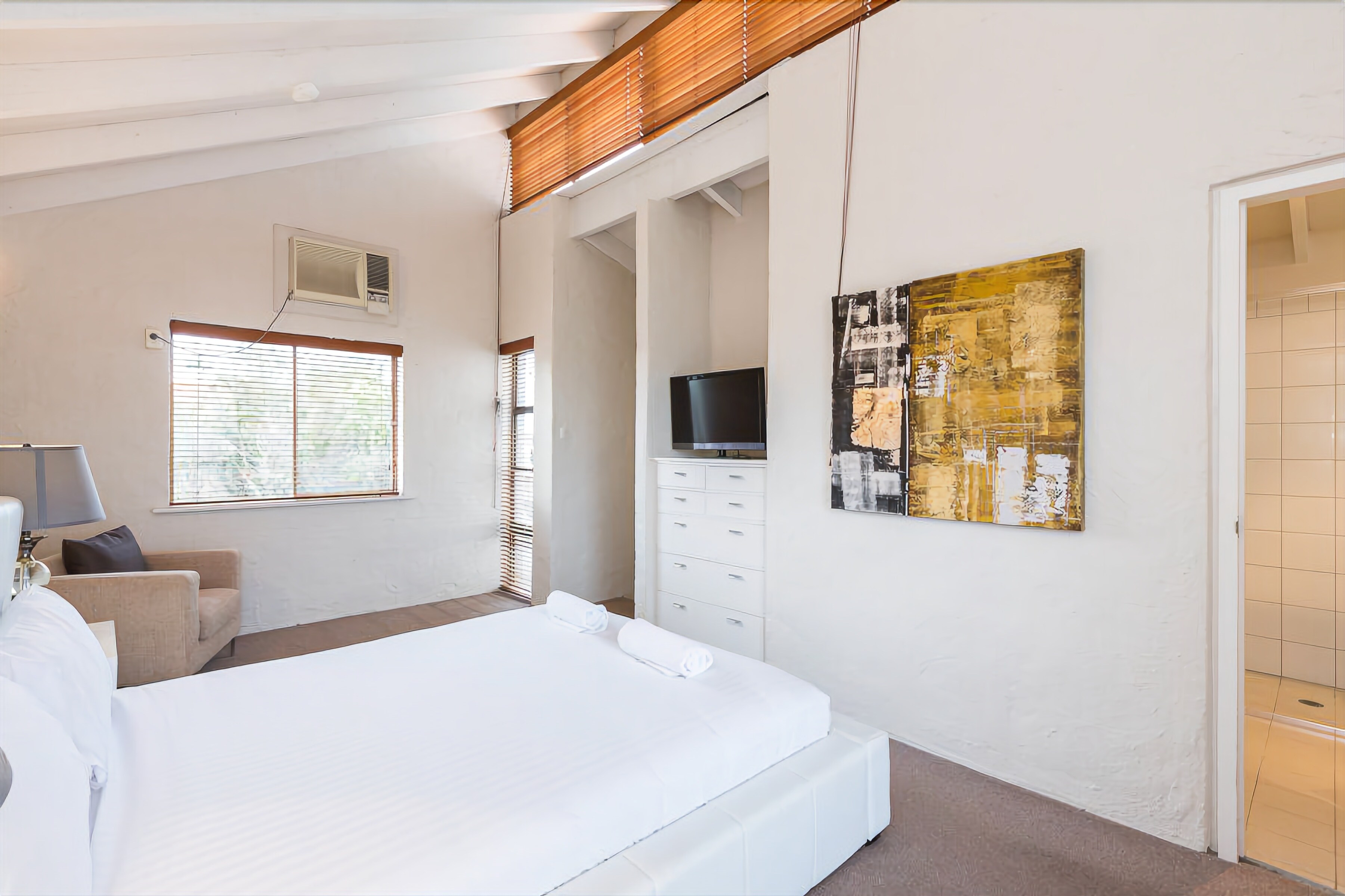 Como Mezzanine Retreat