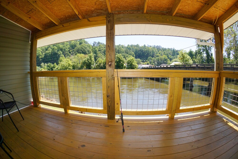 River front cottage great for fishing, kyaking, or tubing.