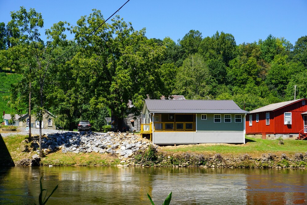 River front cottage great for fishing, kyaking, or tubing.