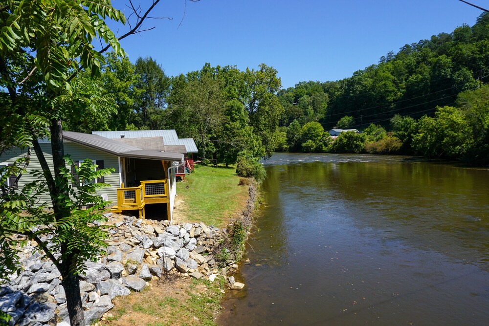 River front cottage great for fishing, kyaking, or tubing.