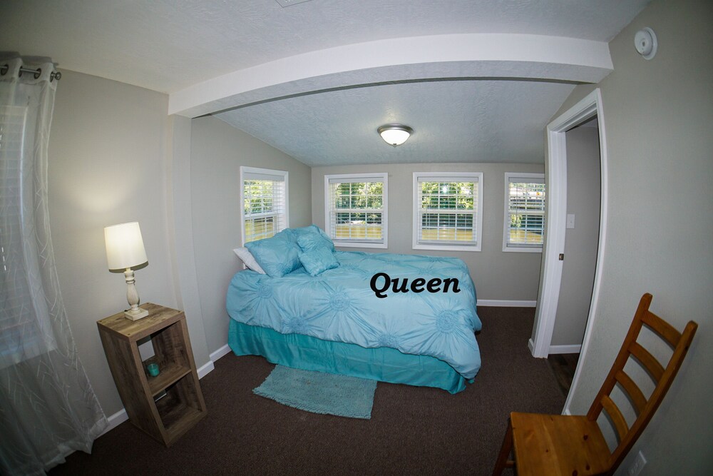 River front cottage great for fishing, kyaking, or tubing.