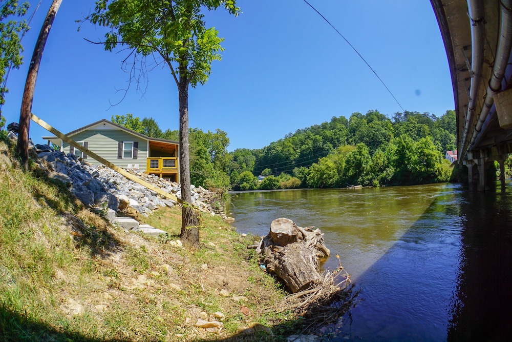 River front cottage great for fishing, kyaking, or tubing.