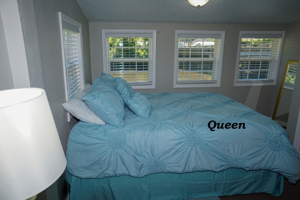 River front cottage great for fishing, kyaking, or tubing.