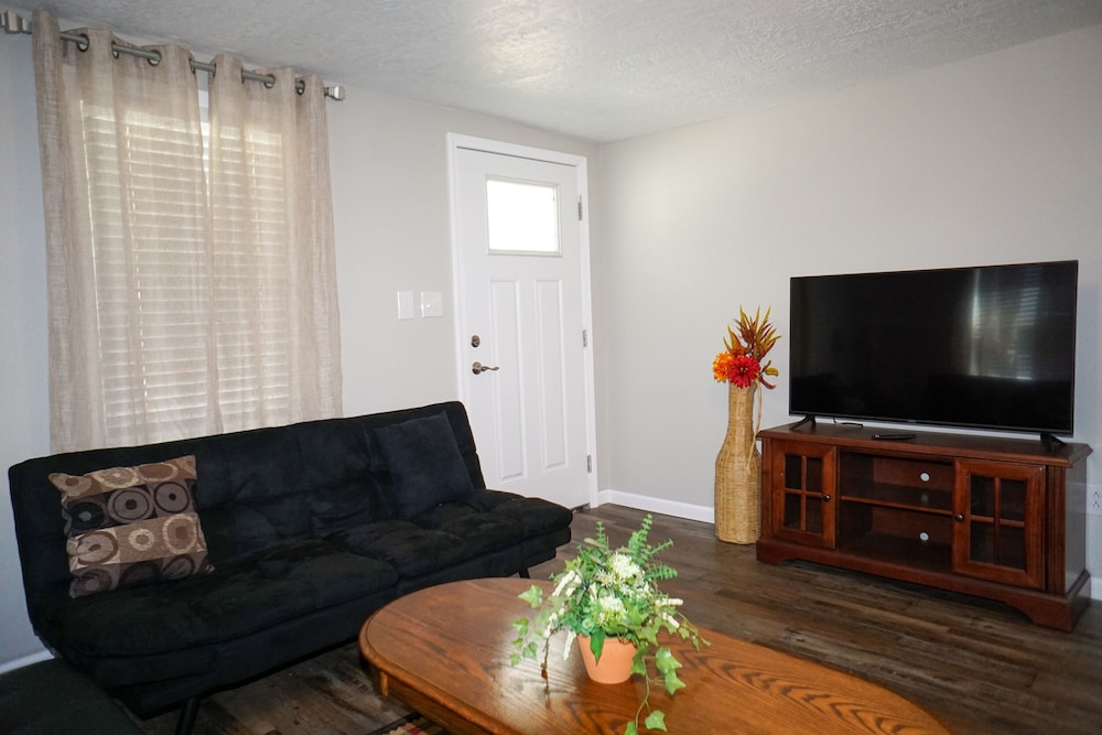 River front cottage great for fishing, kyaking, or tubing.