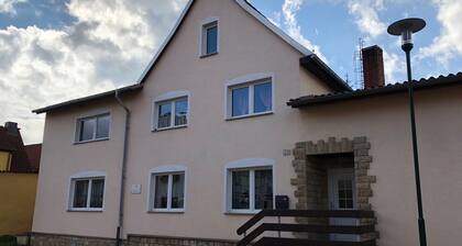 Haus vorm Wald