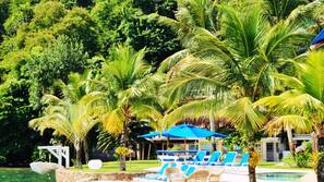 Praia particular, areia branca, guarda-sóis, toalhas de praia