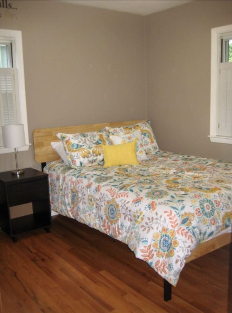 Charming 4 Bedroom Home With Beautiful Backyard Des Moines Vrbo