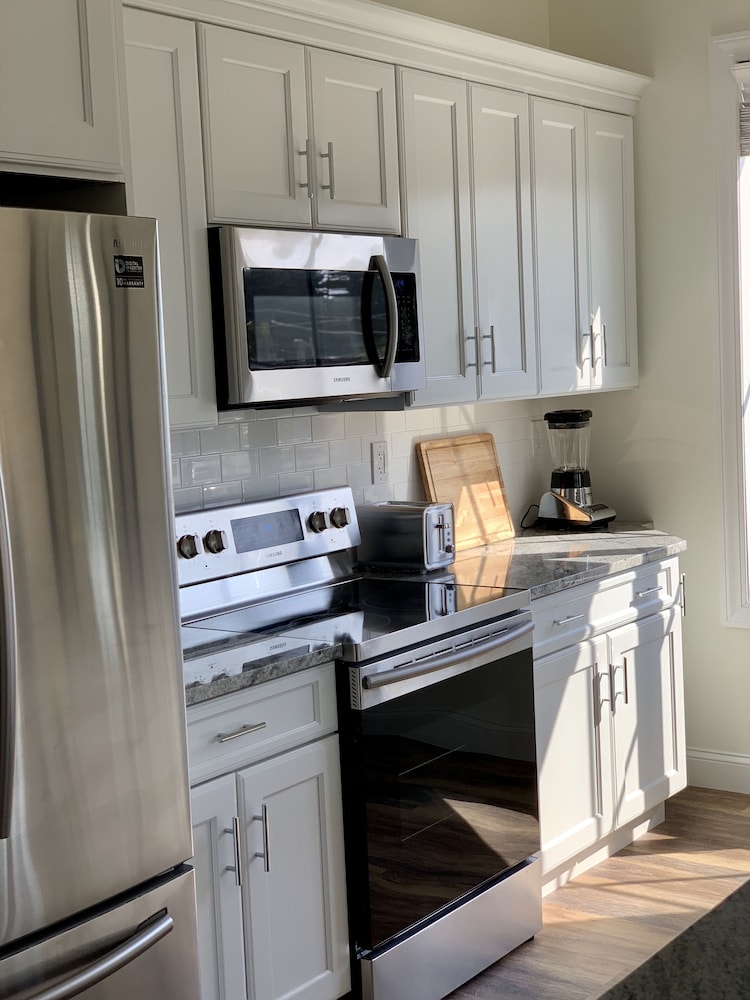 1 BR- 1BA - Sleeps 3    825 sq ft •  146 S Broadway