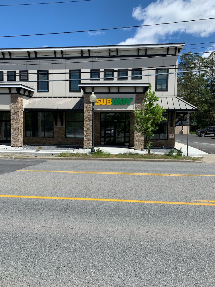 1 BR- 1BA - Sleeps 3    825 sq ft •  146 S Broadway