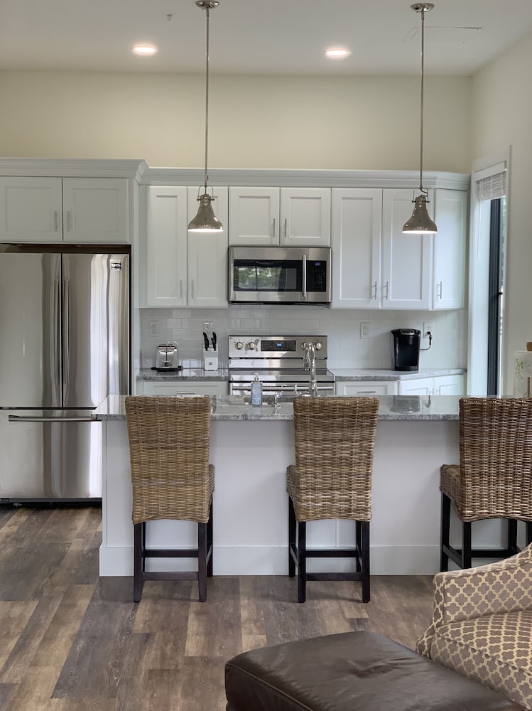 1 BR- 1BA - Sleeps 3    825 sq ft •  146 S Broadway