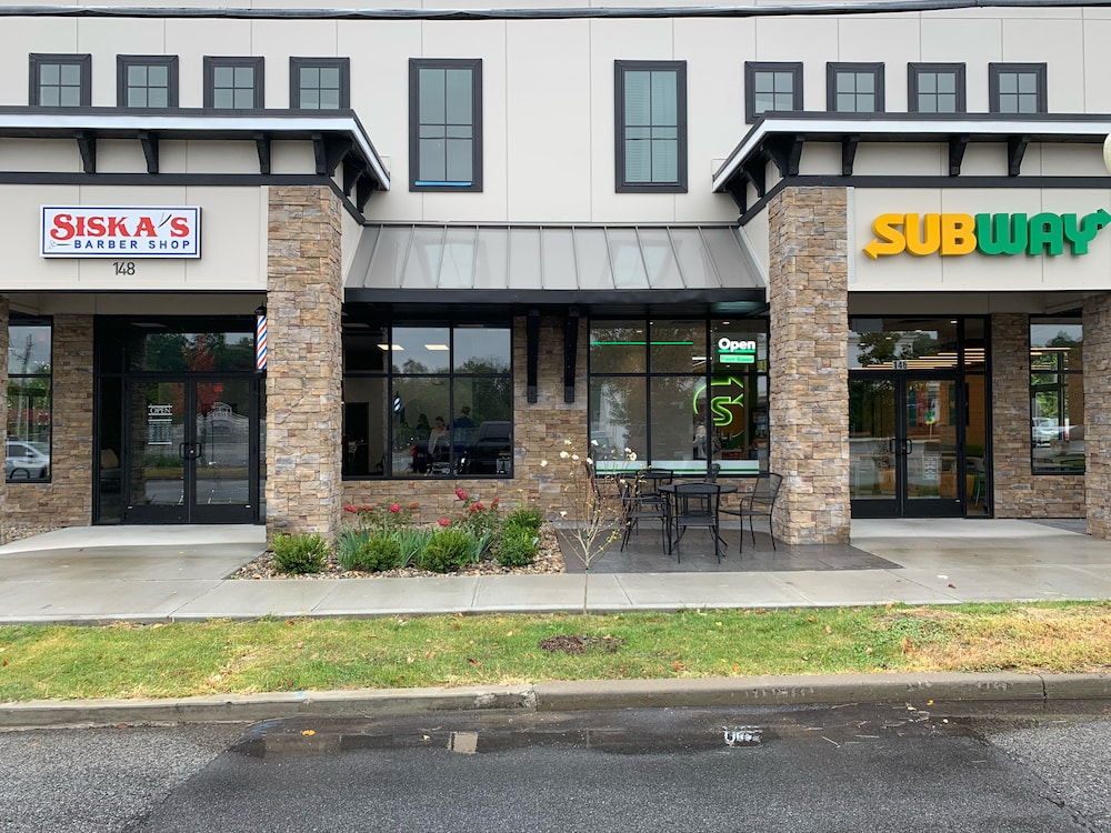 1 BR- 1BA - Sleeps 3    825 sq ft •  146 S Broadway