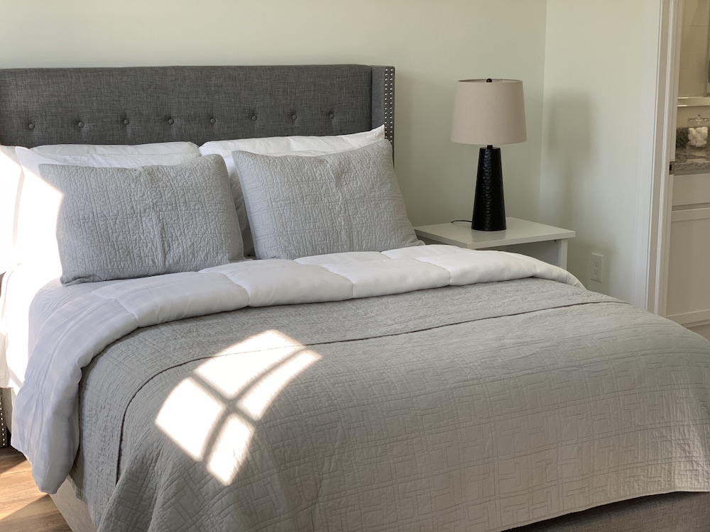 1 BR- 1BA - Sleeps 3    825 sq ft •  146 S Broadway