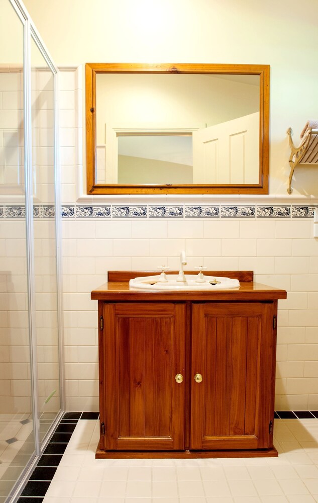 Bathroom, Byronsvale Vineyard and Accommodation