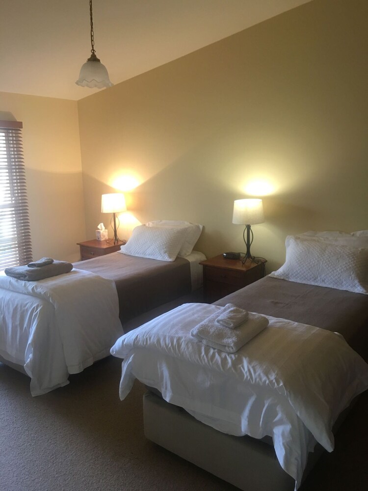 Room, Byronsvale Vineyard and Accommodation