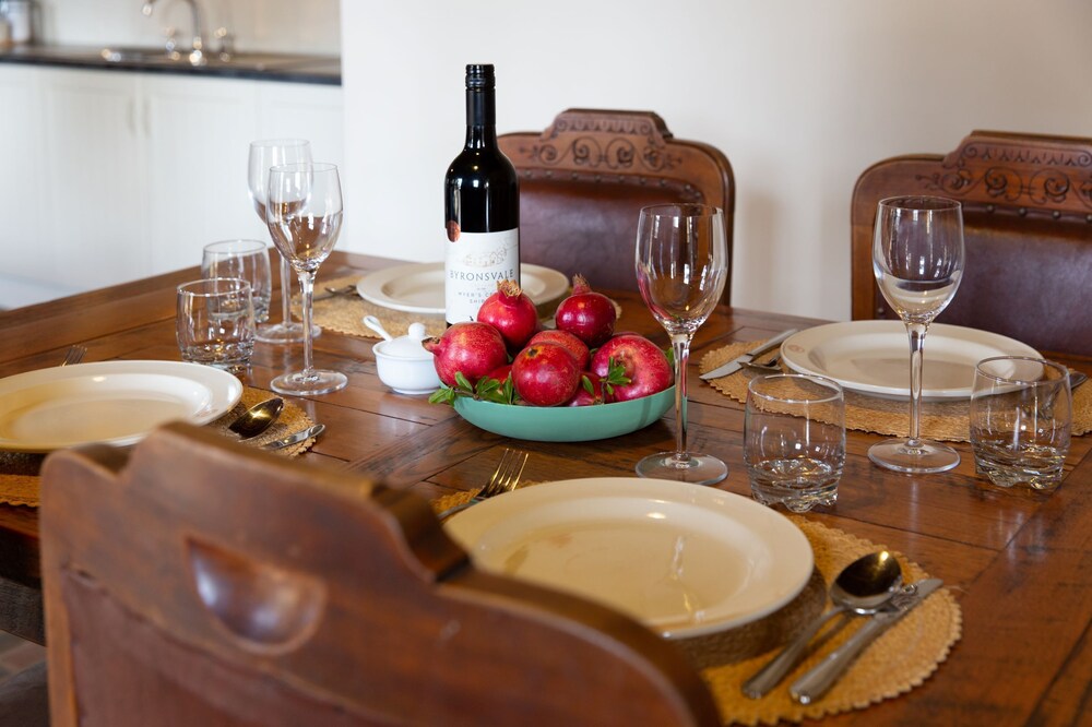 In-room dining, Byronsvale Vineyard and Accommodation