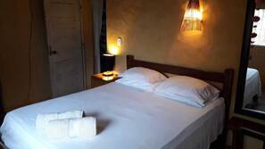 Tabla de planchar con plancha y ropa de cama