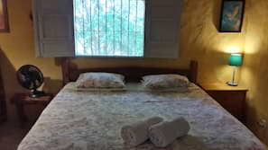Tabla de planchar con plancha y ropa de cama