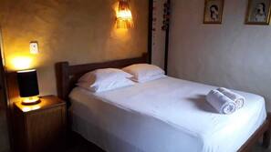 Tabla de planchar con plancha y ropa de cama