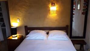 Tabla de planchar con plancha y ropa de cama