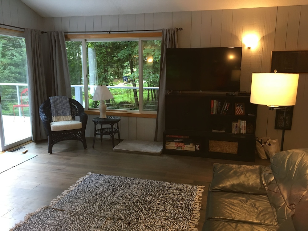 New Listing 4 BR, 2 bath newly renovated, minutes from Sugarbush/Mad