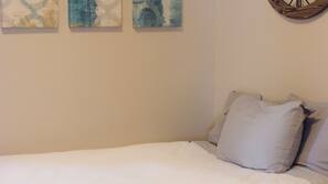 2 bedrooms, iron/ironing board, Internet, linens