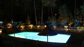 Piscine extérieure (ouverte en saison), parasols de plage