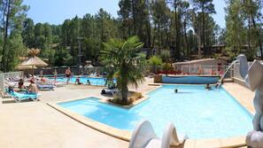 Piscine extérieure (ouverte en saison), parasols de plage