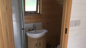 Duschwanne, kostenlose Toilettenartikel, Haartrockner, Handtücher