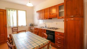 Full-size fridge, stovetop, cookware/dishes/utensils
