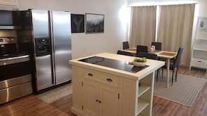 Full-size fridge, oven, stovetop, cookware/dishes/utensils