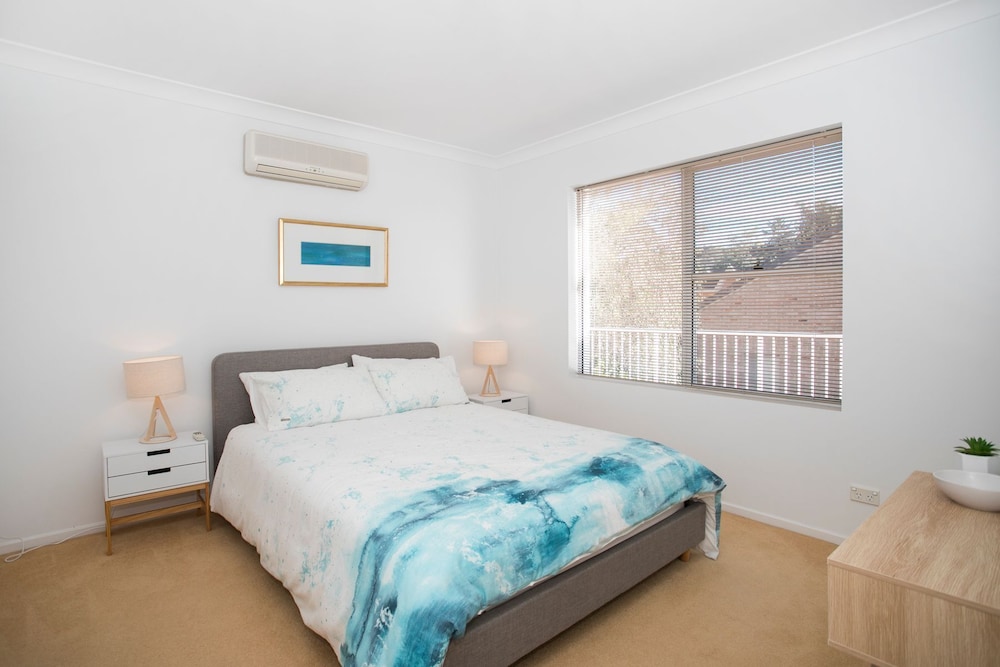 Batemans Bay’s Beach Holiday apartment 200 mts to Denhams and Surf