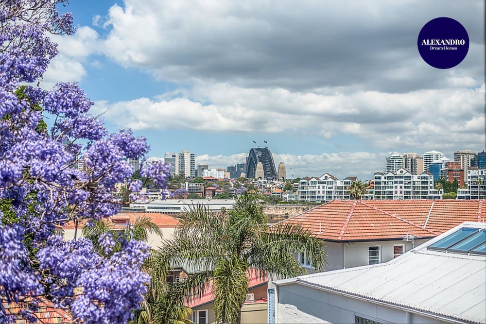 Spacious ART Deco 2 Bedroom Neutral BAY GEM