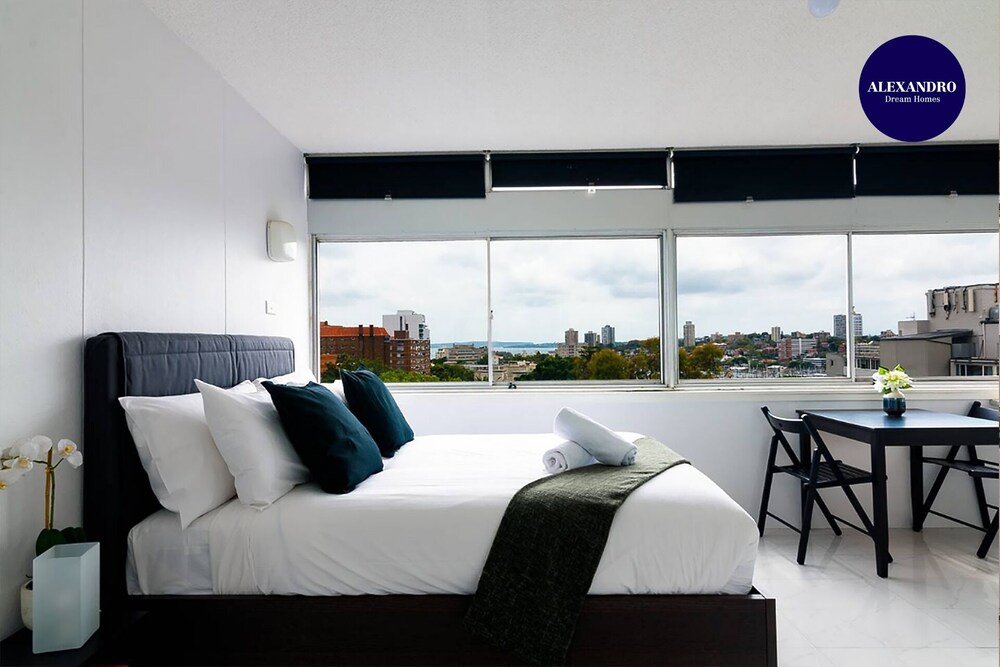 Views TO DIE FOR // Studio Rushcutters BAY // Free Parking