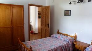 Tabla de planchar con plancha, wifi gratis, ropa de cama