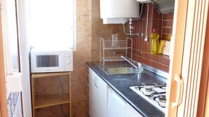 Frigorífico grande, microondas, placa de cocina y cafetera o tetera