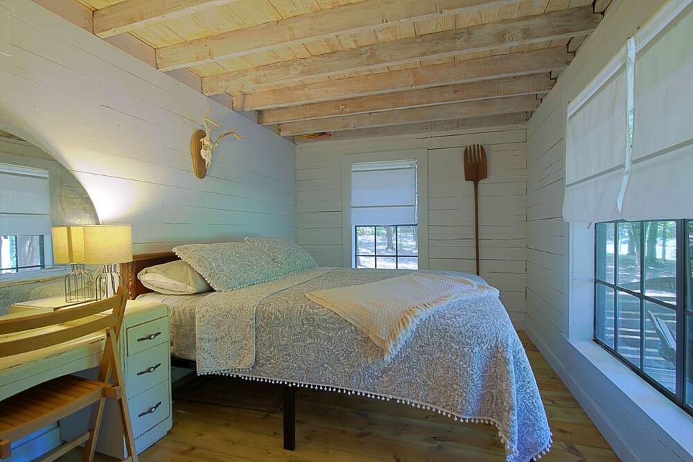 Completely restored cabin on the banks of the Blue River! in Milburn