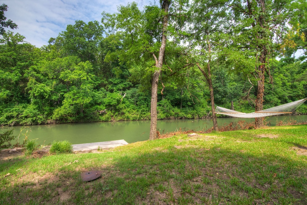 Completely restored cabin on the banks of the Blue River! in Milburn