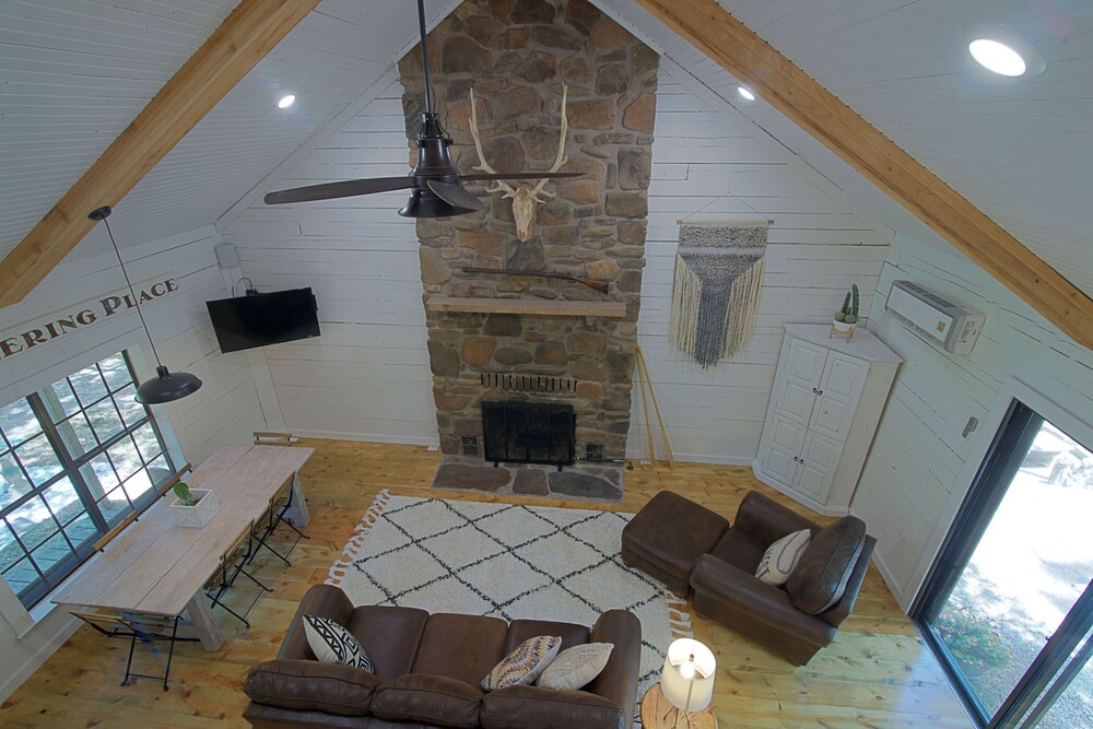 Completely restored cabin on the banks of the Blue River! in Milburn