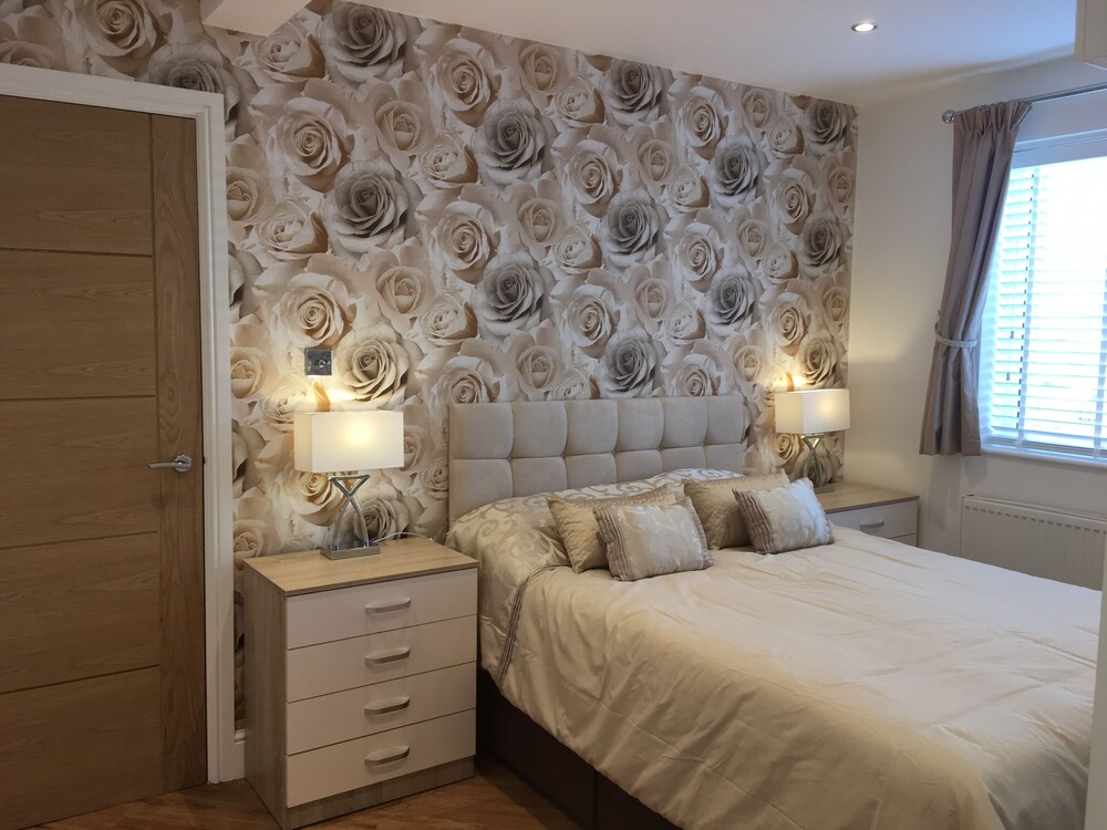 New Forest BartononSea cliff top, ground floor, garden apartment