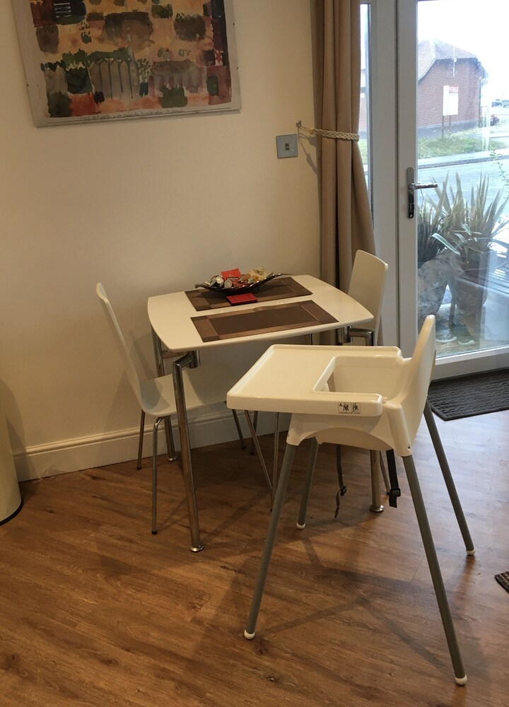 New Forest BartononSea cliff top, ground floor, garden apartment. 'Bayside'. Deals & Reviews