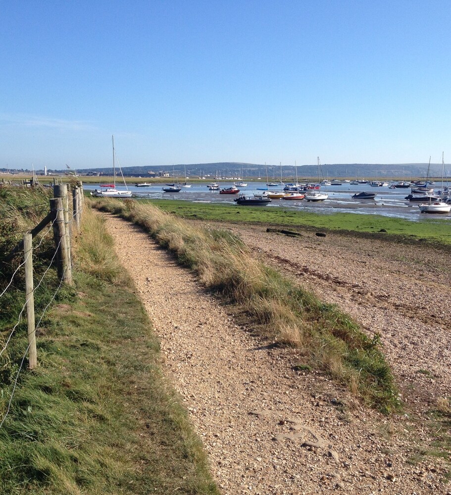 New Forest BartononSea cliff top, ground floor, garden apartment