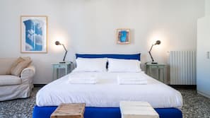 Free WiFi, linens