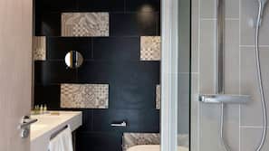 Shower, hydromassage showerhead, free toiletries, hair dryer