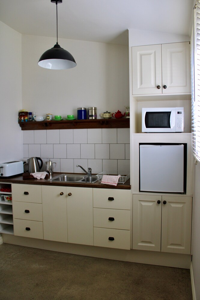 WORMWOOD STUDIO - HOTEL STYLE STUDIO ONE BLOCK FROM PIPER STREET
