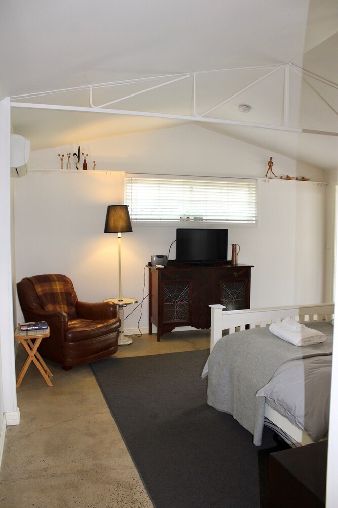 WORMWOOD STUDIO - HOTEL STYLE STUDIO ONE BLOCK FROM PIPER STREET