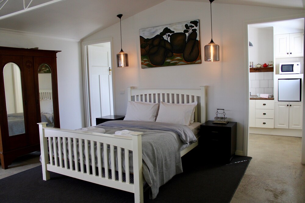 WORMWOOD STUDIO - HOTEL STYLE STUDIO ONE BLOCK FROM PIPER STREET