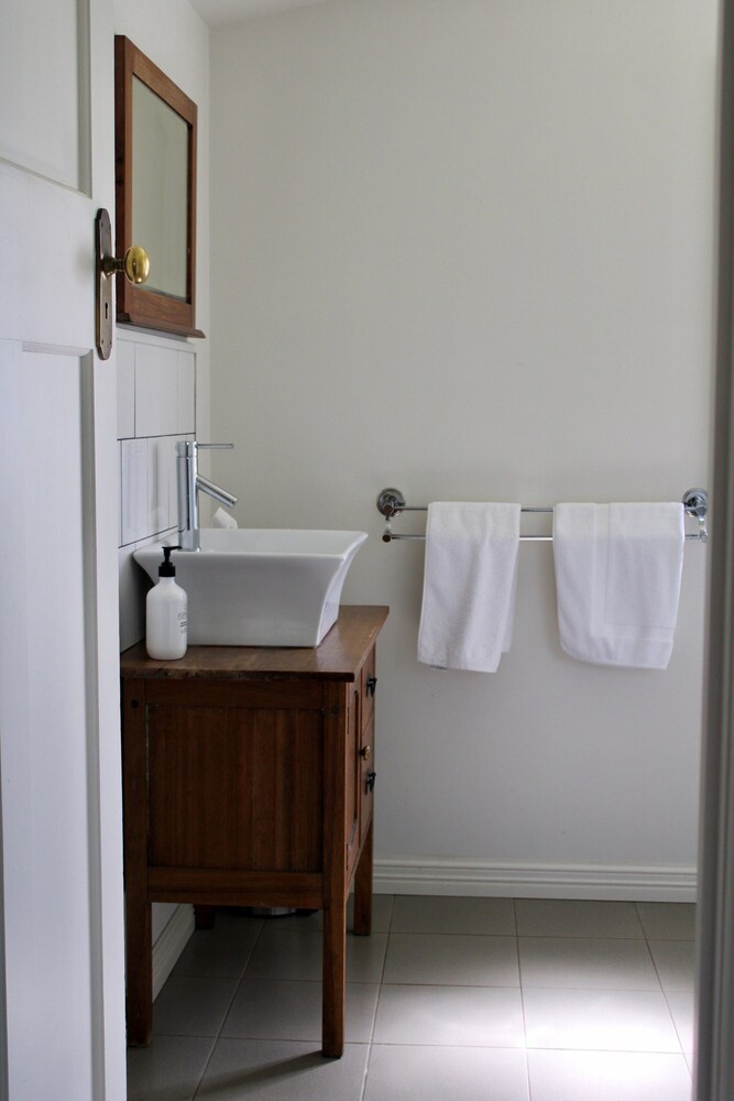 WORMWOOD STUDIO - HOTEL STYLE STUDIO ONE BLOCK FROM PIPER STREET